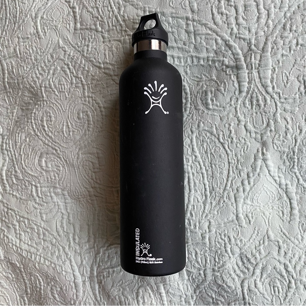 Hydro Flask Standard Water Bottle Black Vacuum Insulated 24 oz 18/8 Stainless